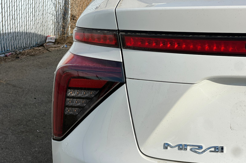 Thumbnail: 2017 Toyota Mirai - 24