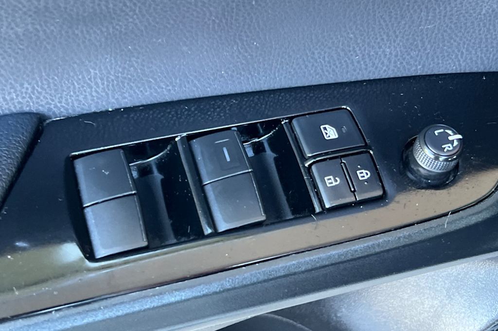 Thumbnail: 2021 Toyota Prius - 21