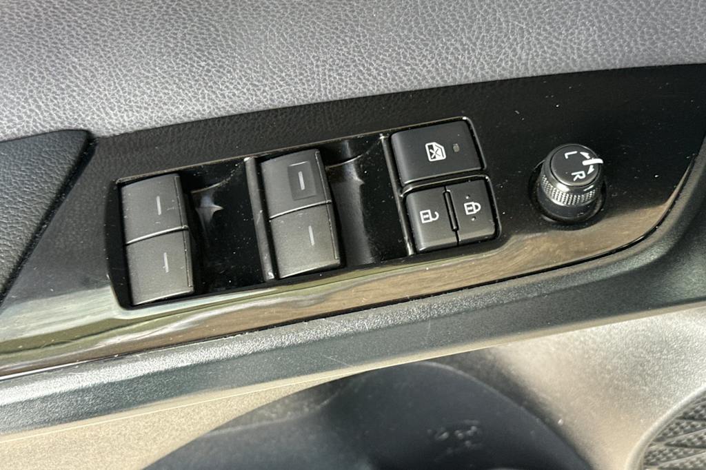 Thumbnail: 2019 Toyota Prius - 23