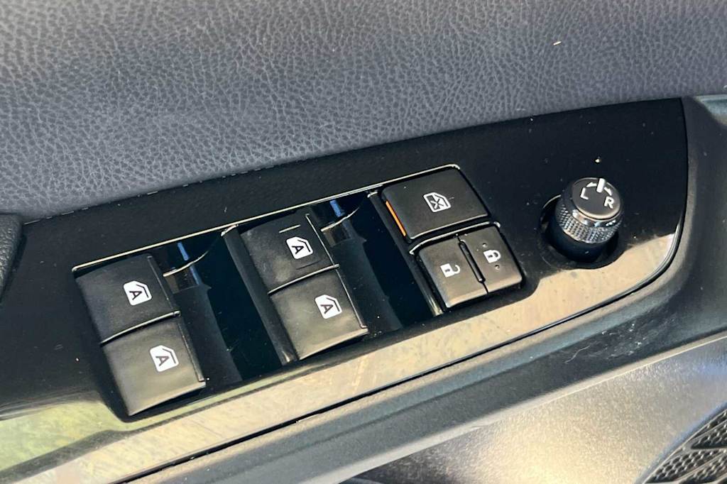 Thumbnail: 2018 Toyota Prius - 21