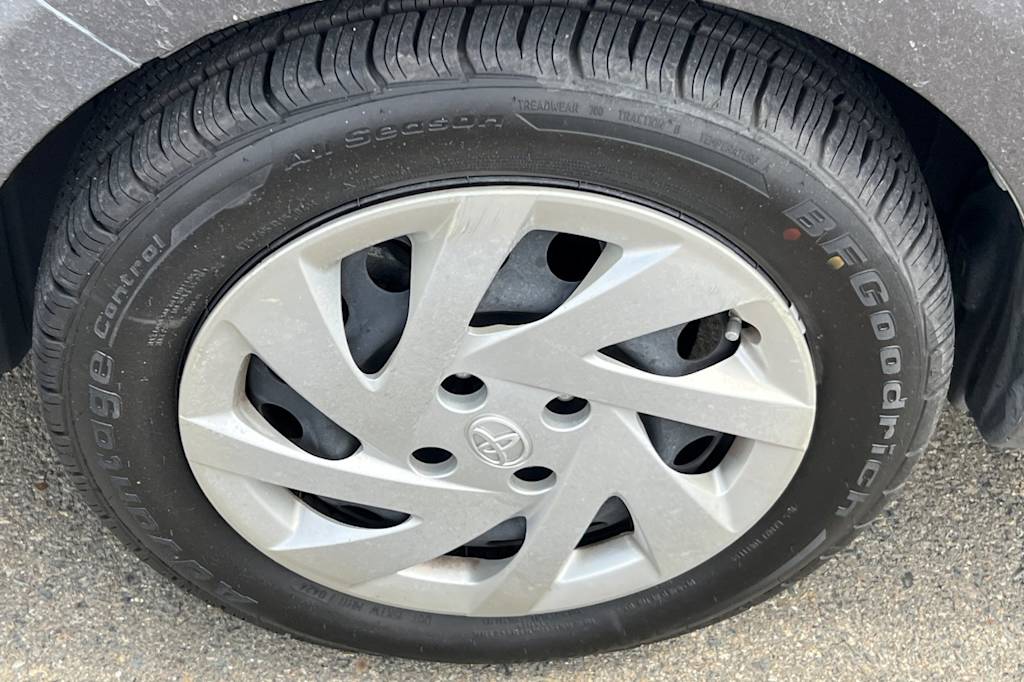 Thumbnail: 2015 Toyota Prius c - 6