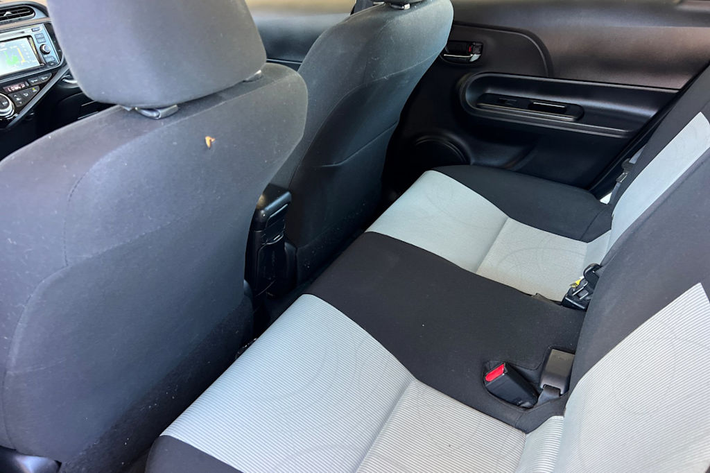 Thumbnail: 2015 Toyota Prius c - 11