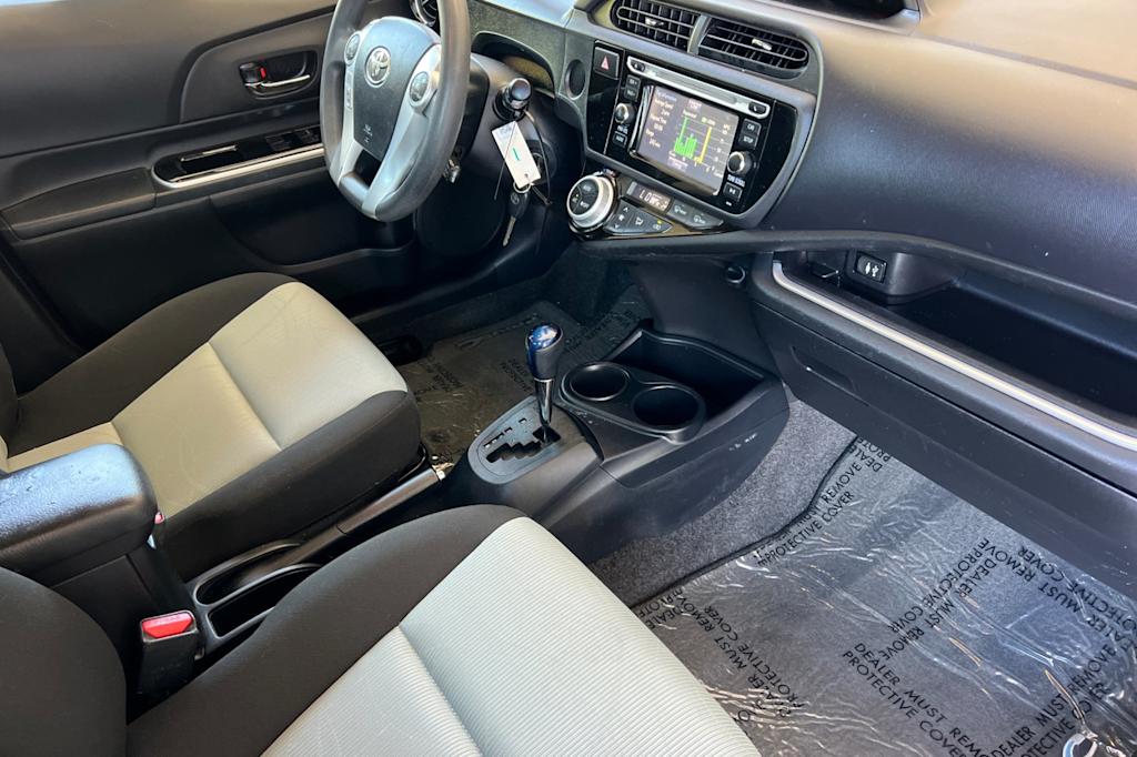 Thumbnail: 2015 Toyota Prius c - 13