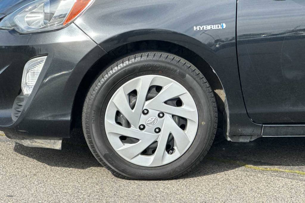 2016 Toyota Prius c Four 8