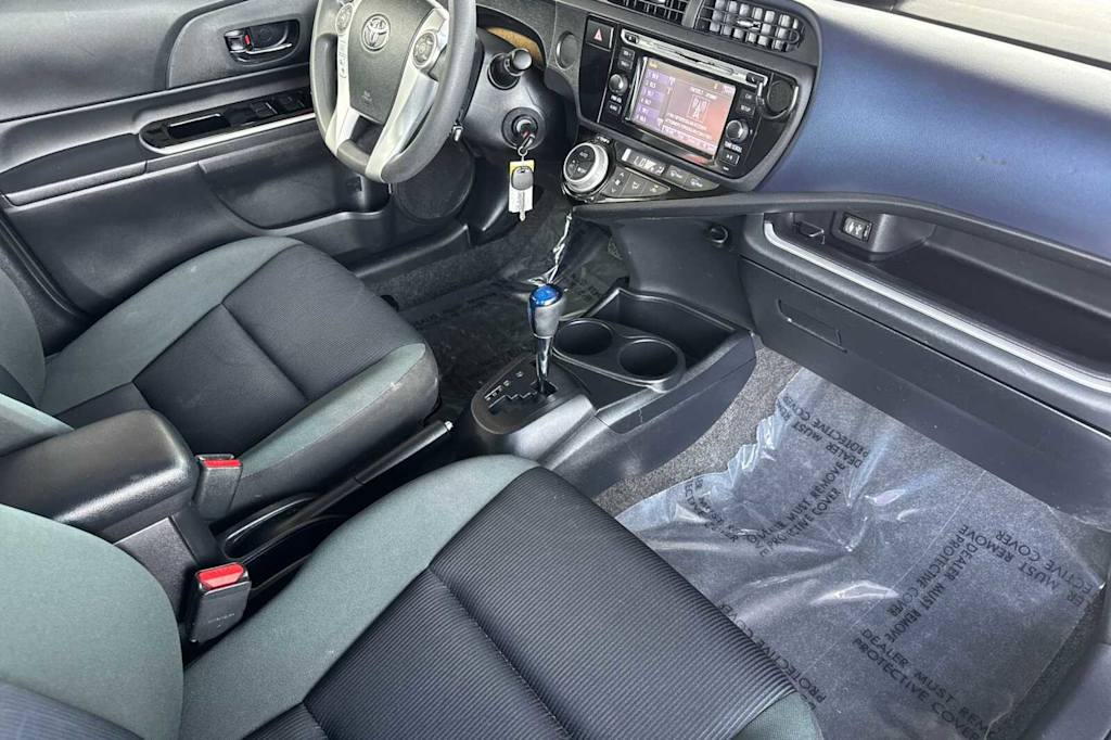 2016 Toyota Prius c Four 13