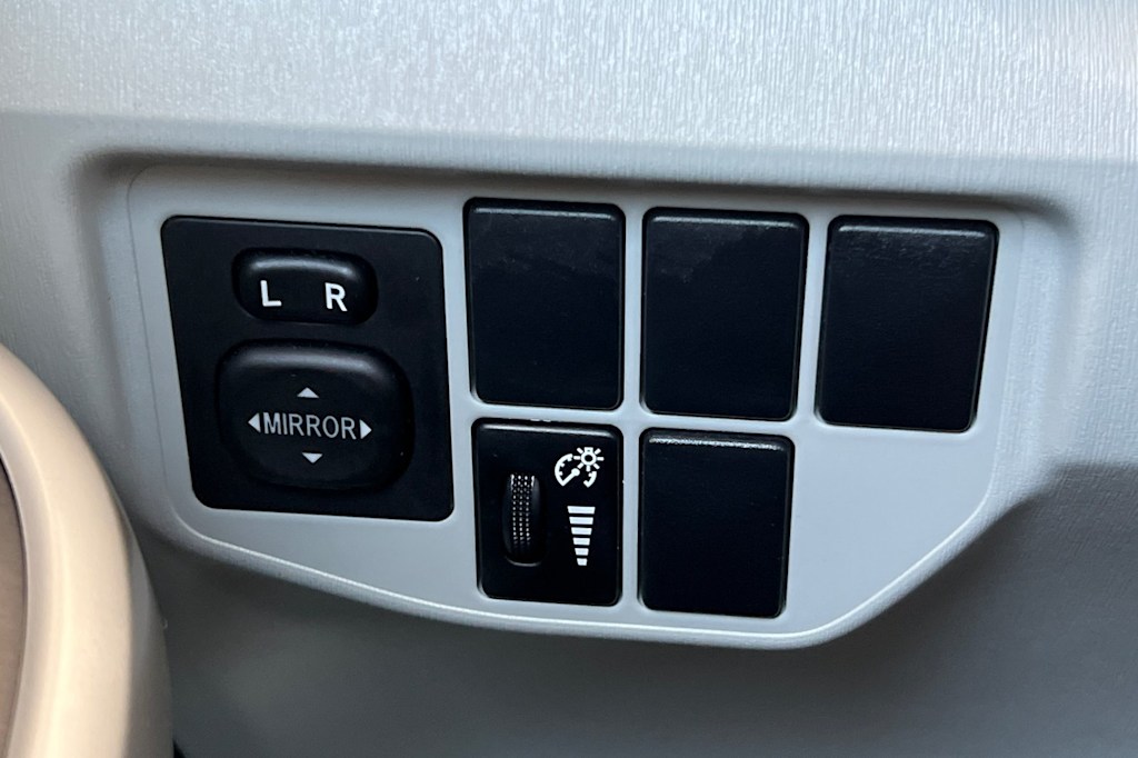 Thumbnail: 2013 Toyota Prius - 32
