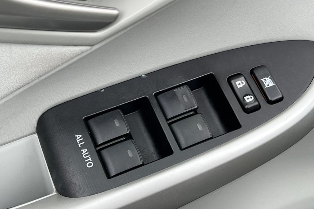 2014 Toyota Prius Two 21