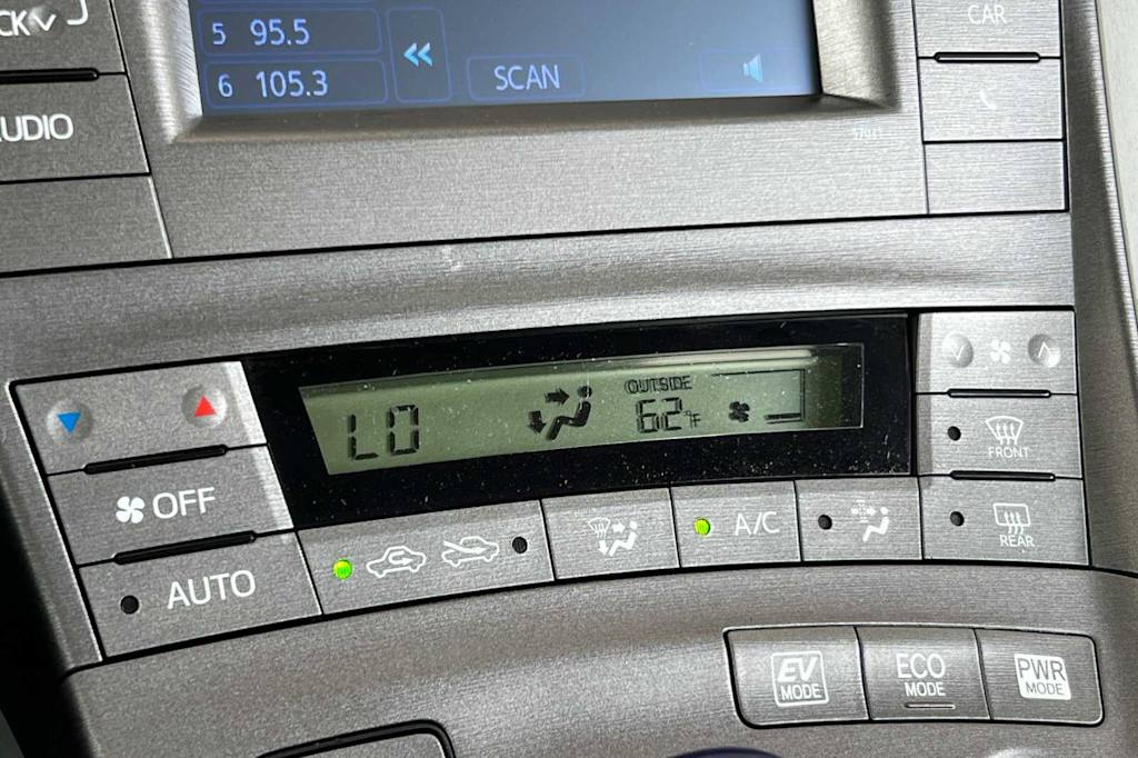 2014 Toyota Prius Two 24