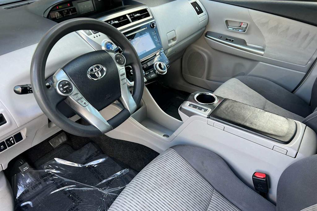 2015 Toyota Prius v Five 8