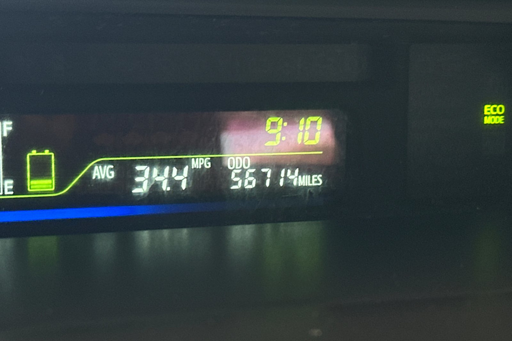 Thumbnail: 2013 Toyota Prius v - 16