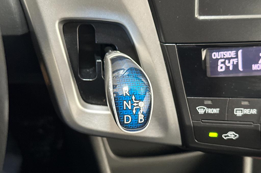 Thumbnail: 2013 Toyota Prius v - 14