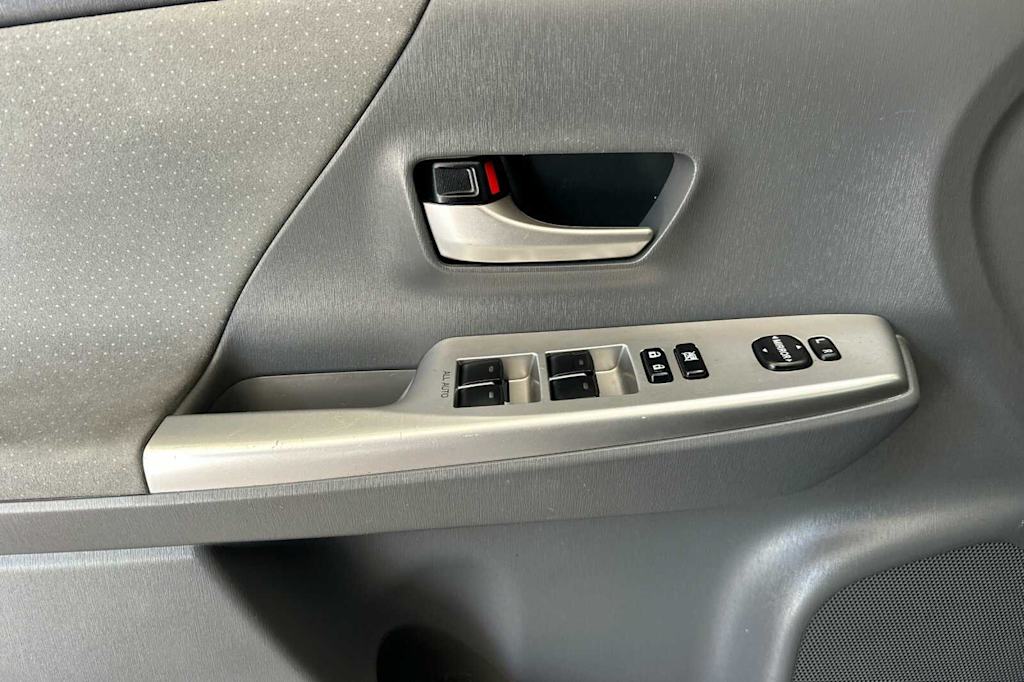 Thumbnail: 2013 Toyota Prius v - 21