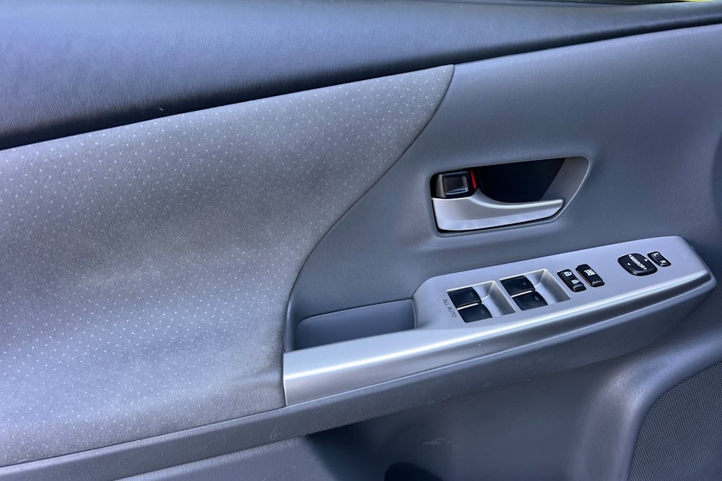 Thumbnail: 2013 Toyota Prius v - 21