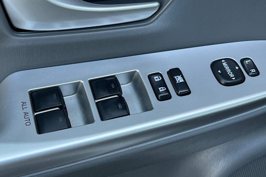 Thumbnail: 2013 Toyota Prius v - 22
