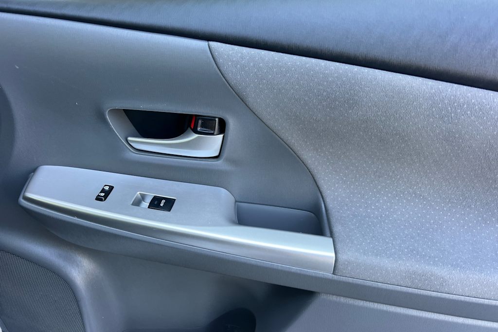 Thumbnail: 2013 Toyota Prius v - 23
