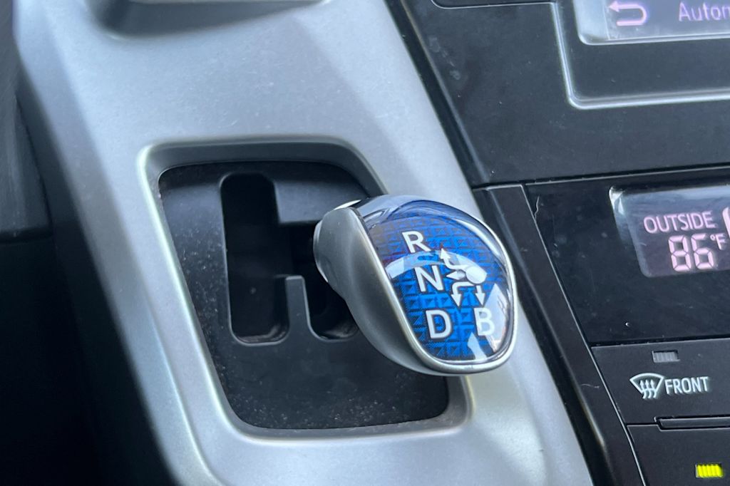 Thumbnail: 2013 Toyota Prius v - 15