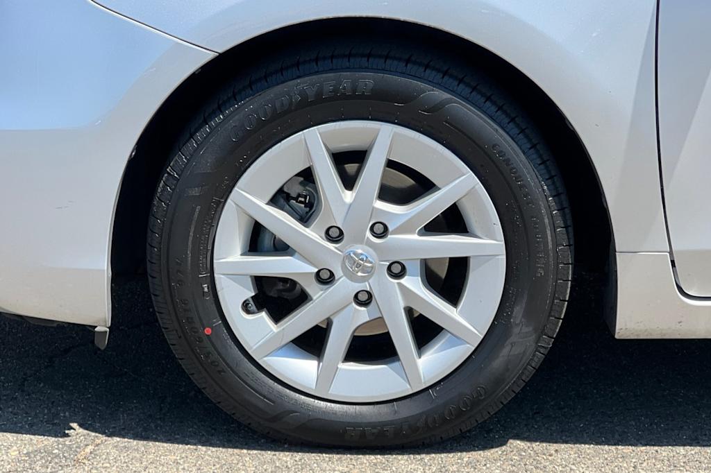Thumbnail: 2013 Toyota Prius v - 8