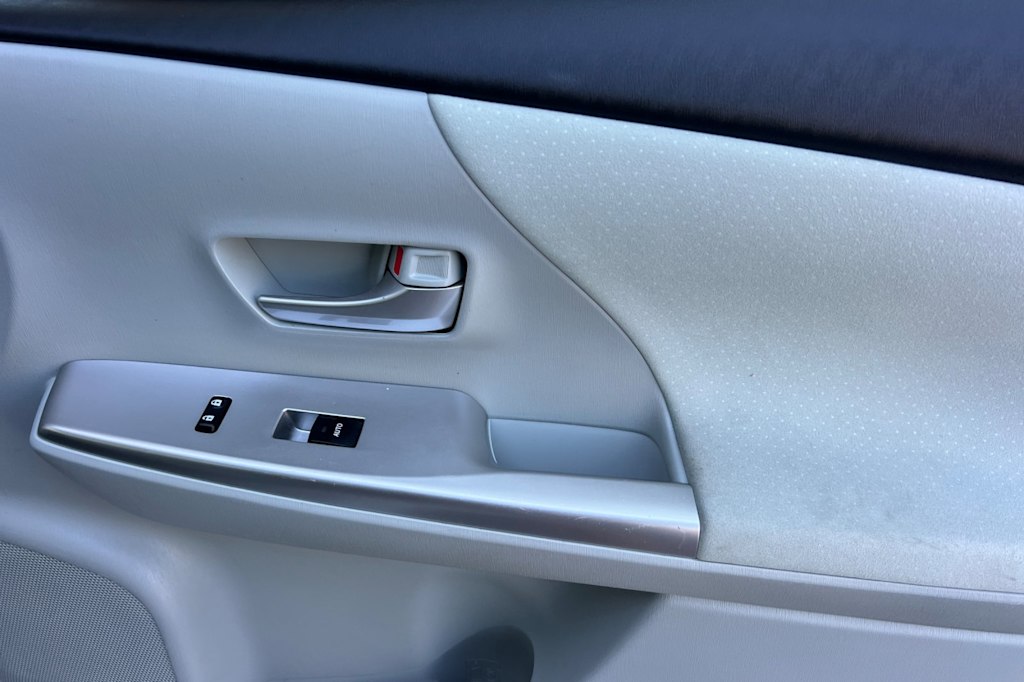 Thumbnail: 2013 Toyota Prius v - 22