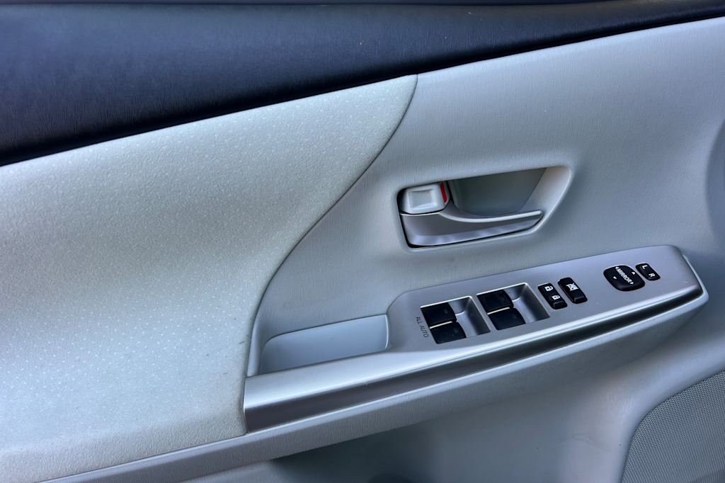 Thumbnail: 2013 Toyota Prius v - 20