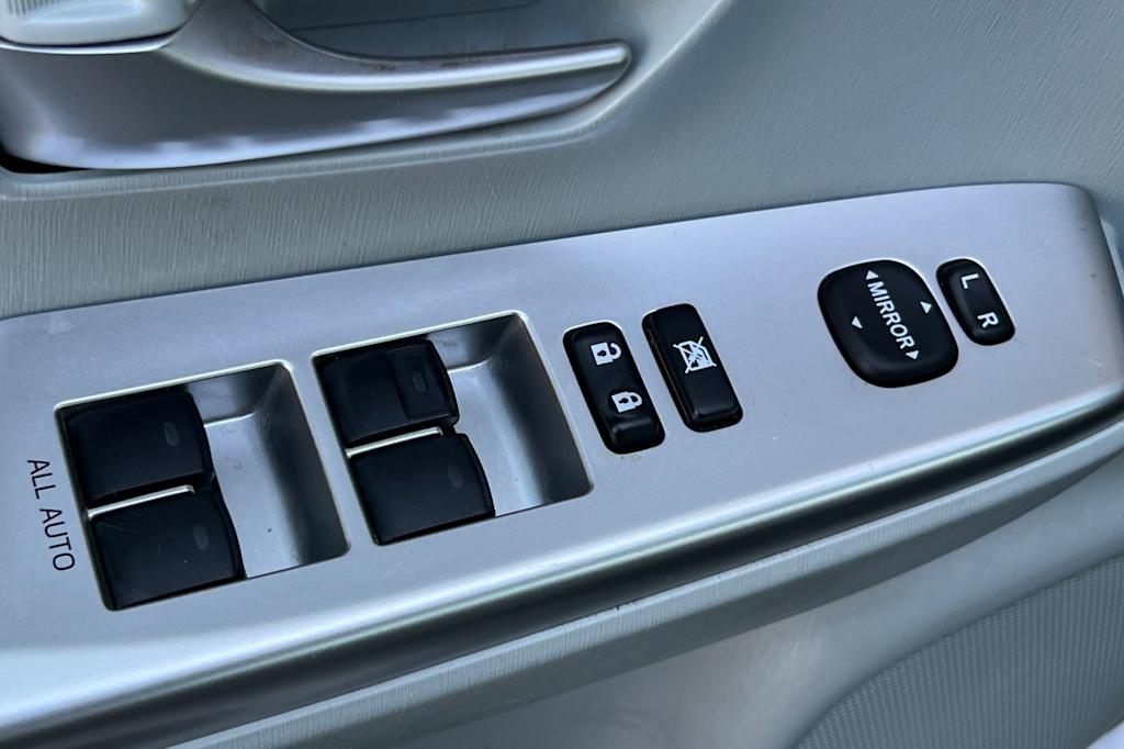 Thumbnail: 2013 Toyota Prius v - 21