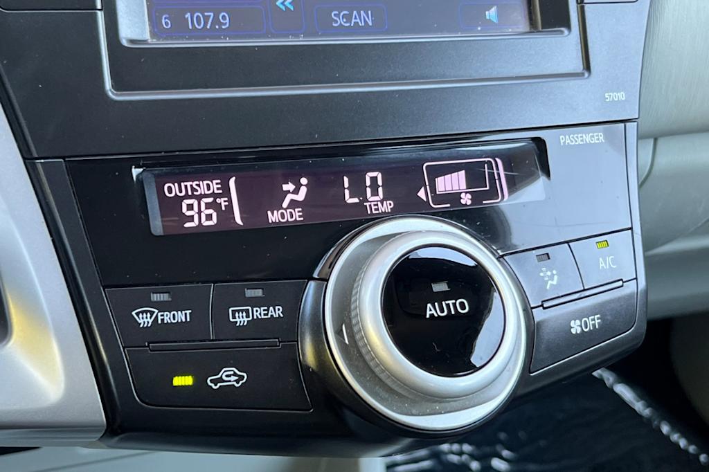 Thumbnail: 2013 Toyota Prius v - 24