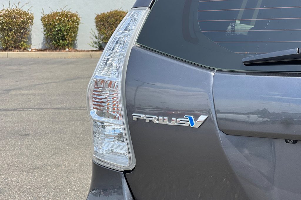 2014 Toyota Prius v Two 29