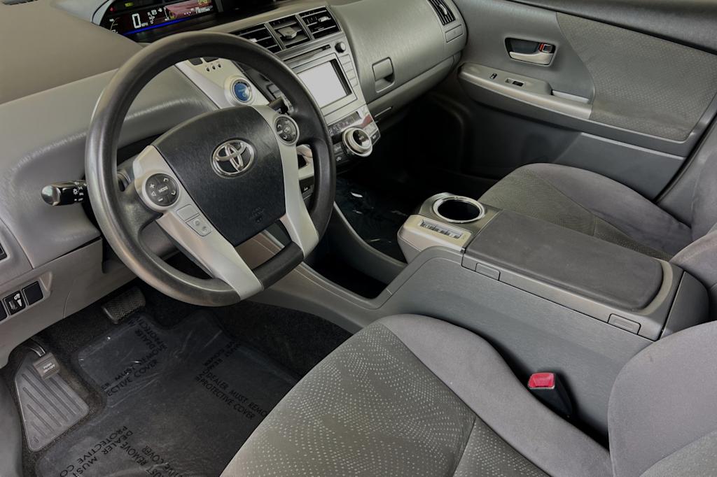 2014 Toyota Prius v Two 9