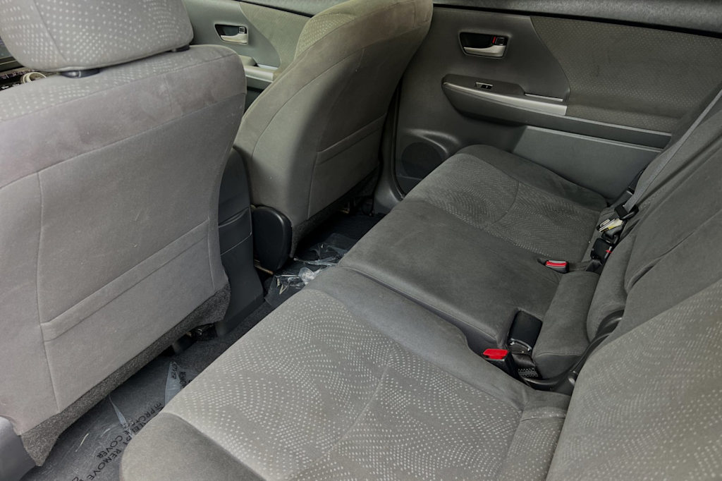 2014 Toyota Prius v Two 12