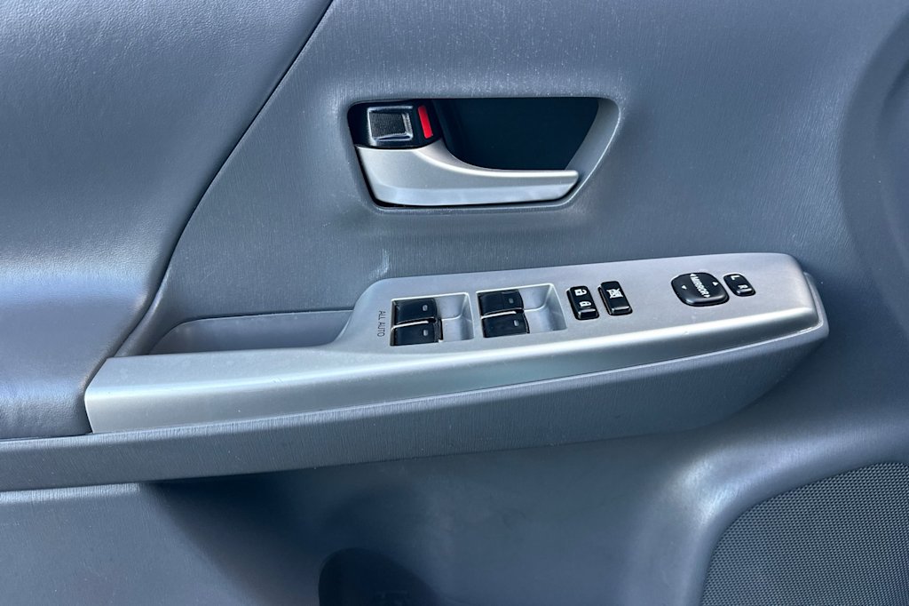 Thumbnail: 2013 Toyota Prius v - 21