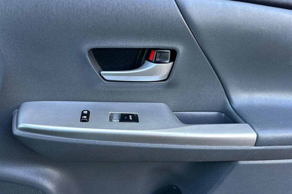 Thumbnail: 2013 Toyota Prius v - 25