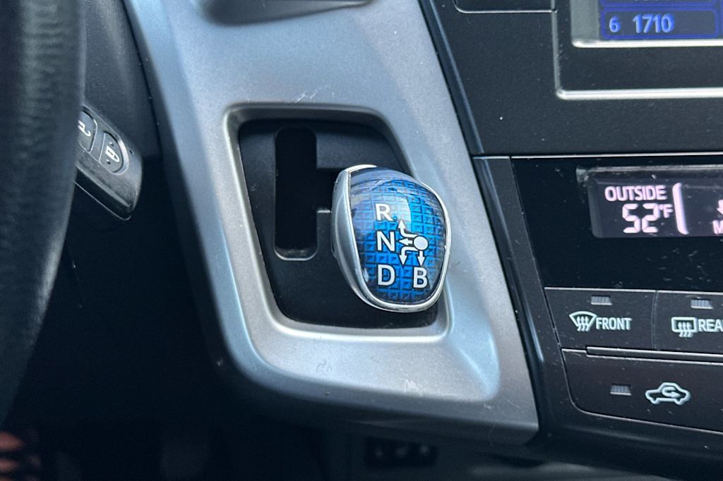 Thumbnail: 2013 Toyota Prius v - 14