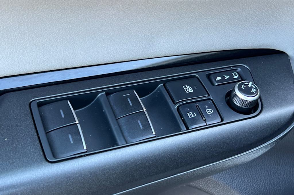 Thumbnail: 2021 Toyota Venza - 21