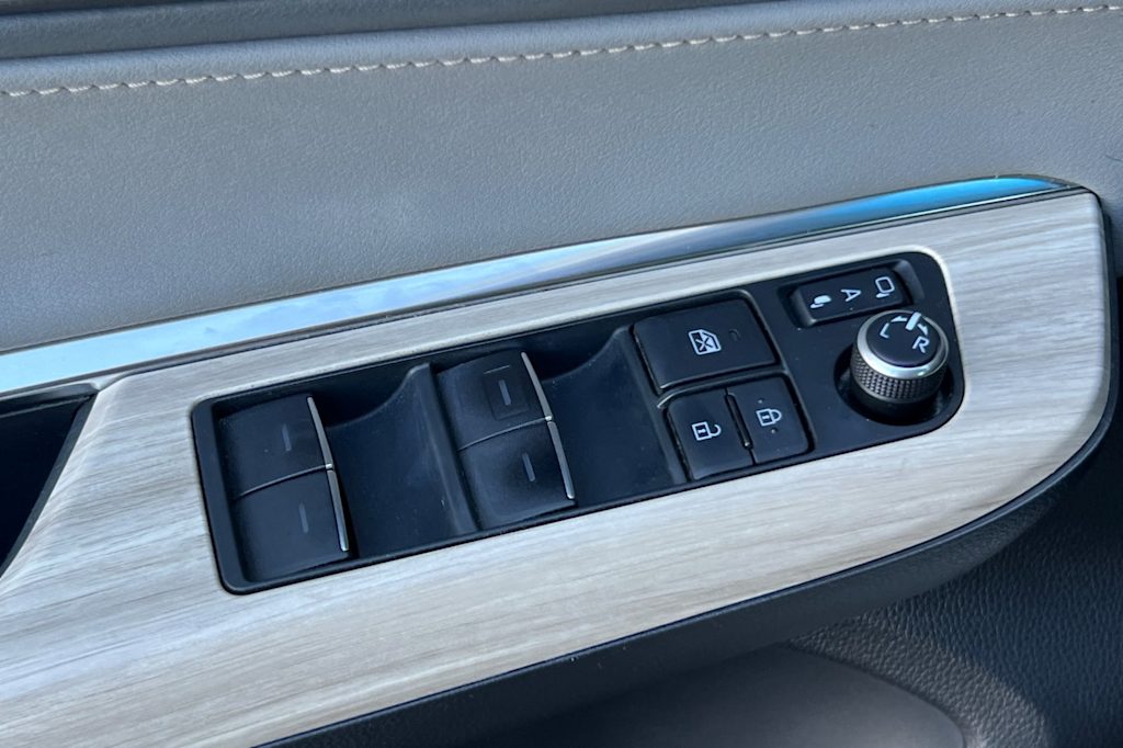 Thumbnail: 2021 Toyota Venza - 21