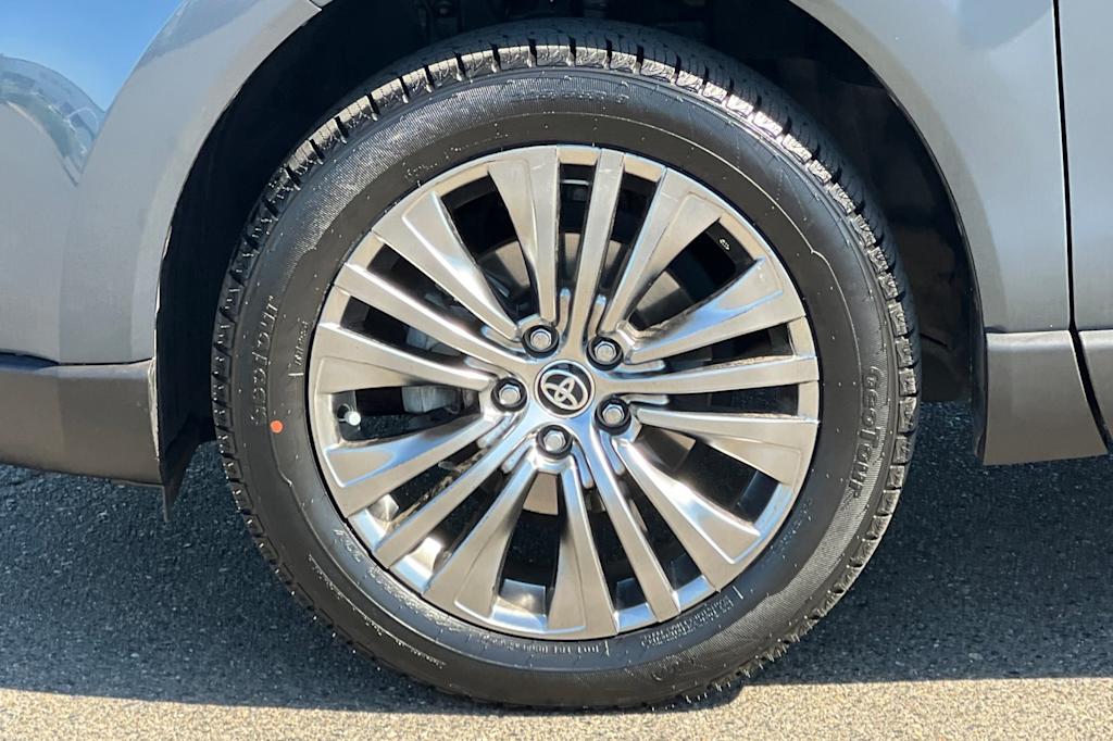 Thumbnail: 2022 Toyota Venza - 8