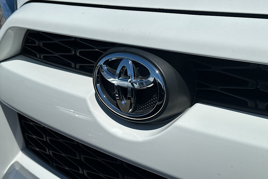 Thumbnail: 2016 Toyota 4Runner - 13