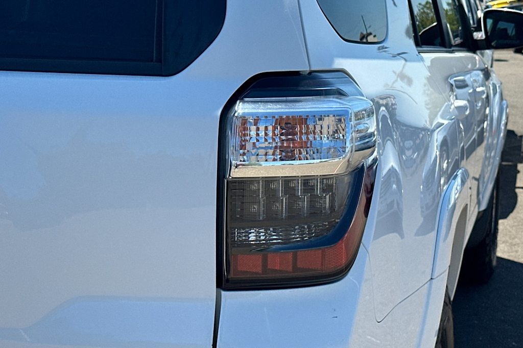 Thumbnail: 2016 Toyota 4Runner - 18
