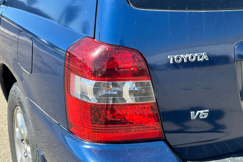 Thumbnail: 2004 Toyota Highlander - 21