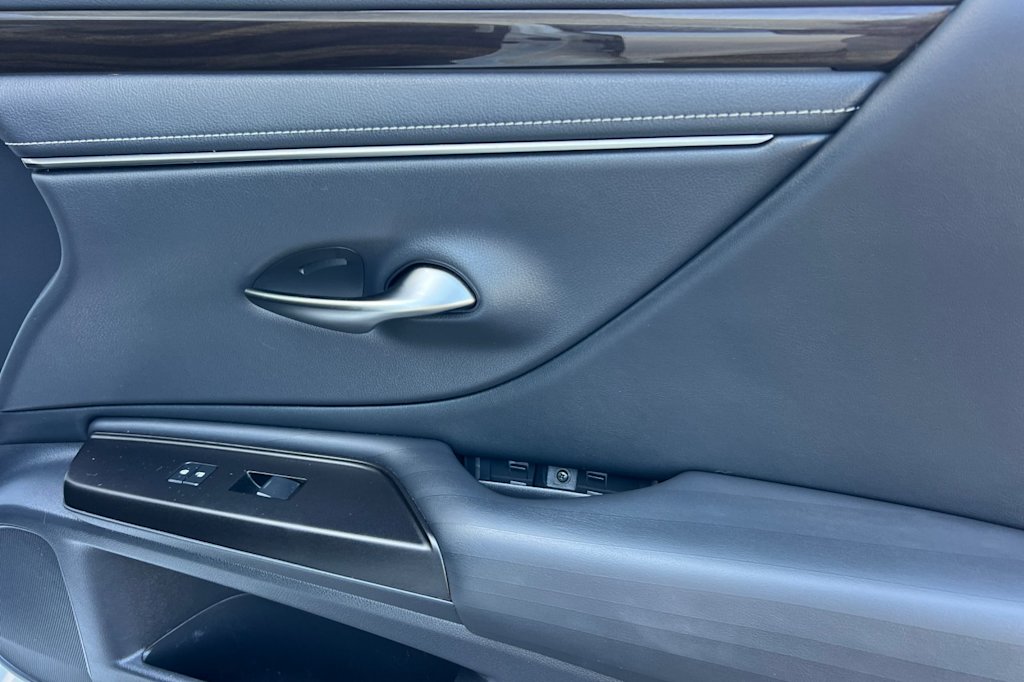 Thumbnail: 2019 Lexus ES - 23