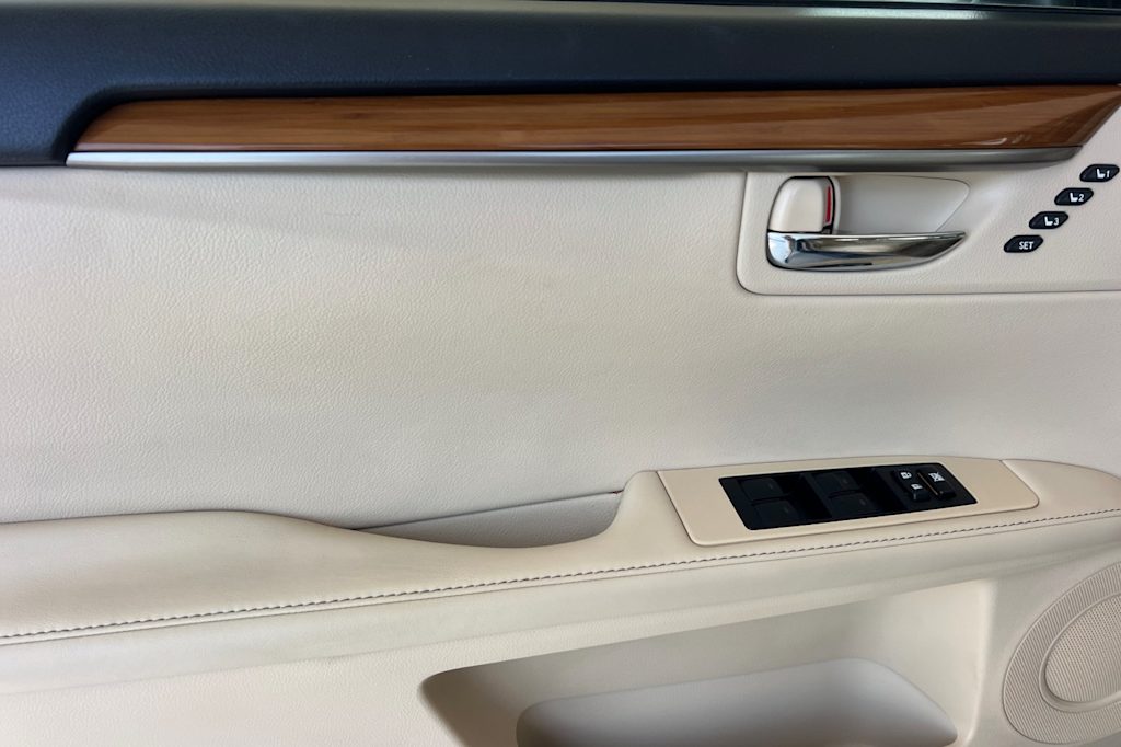 Thumbnail: 2014 Lexus ES - 19