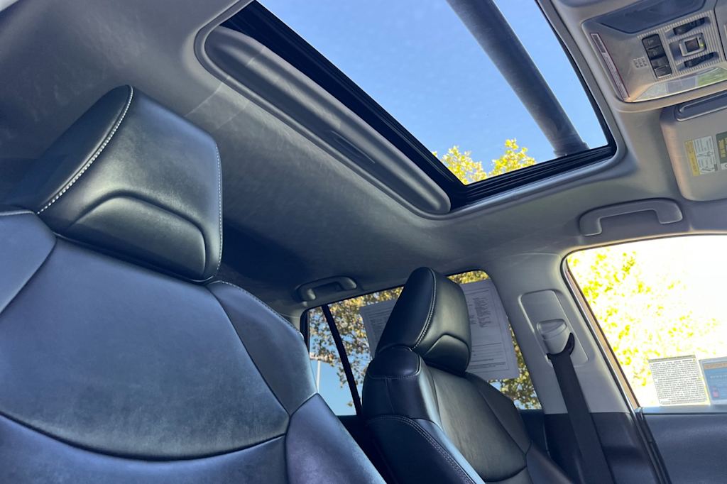 Thumbnail: 2021 Toyota RAV4 - 23