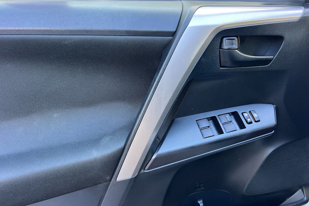 Thumbnail: 2017 Toyota RAV4 - 21