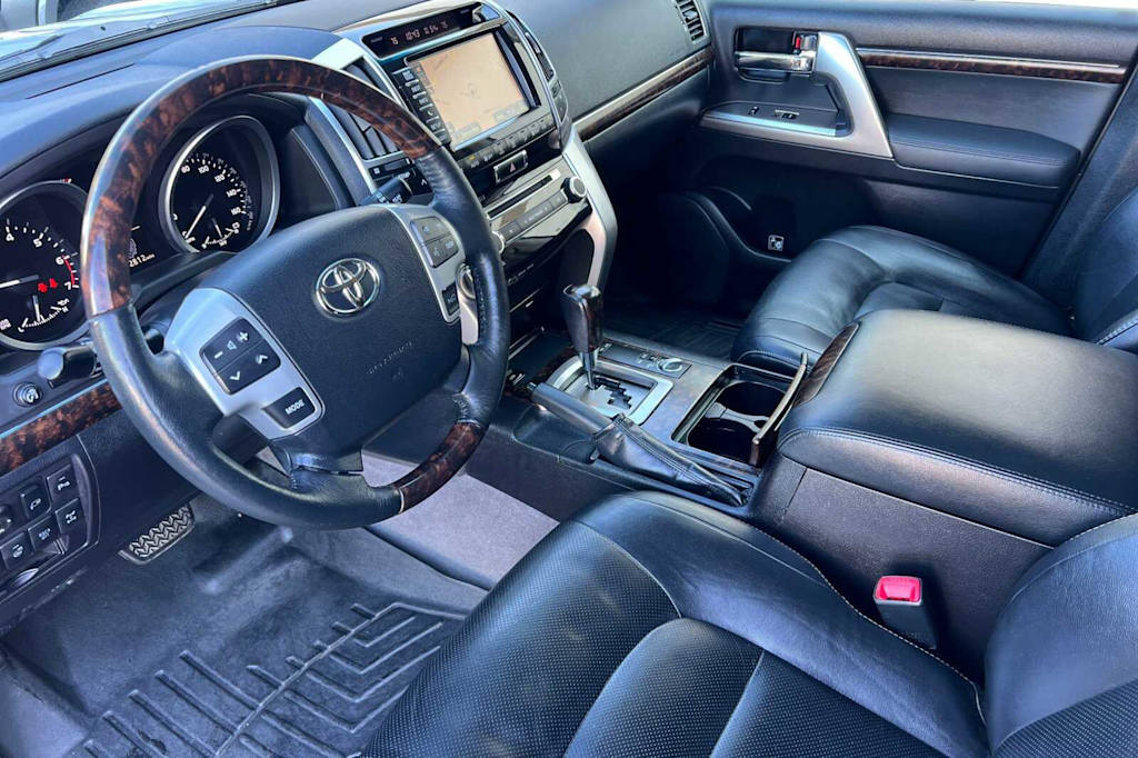 2014 Toyota Land Cruiser  9