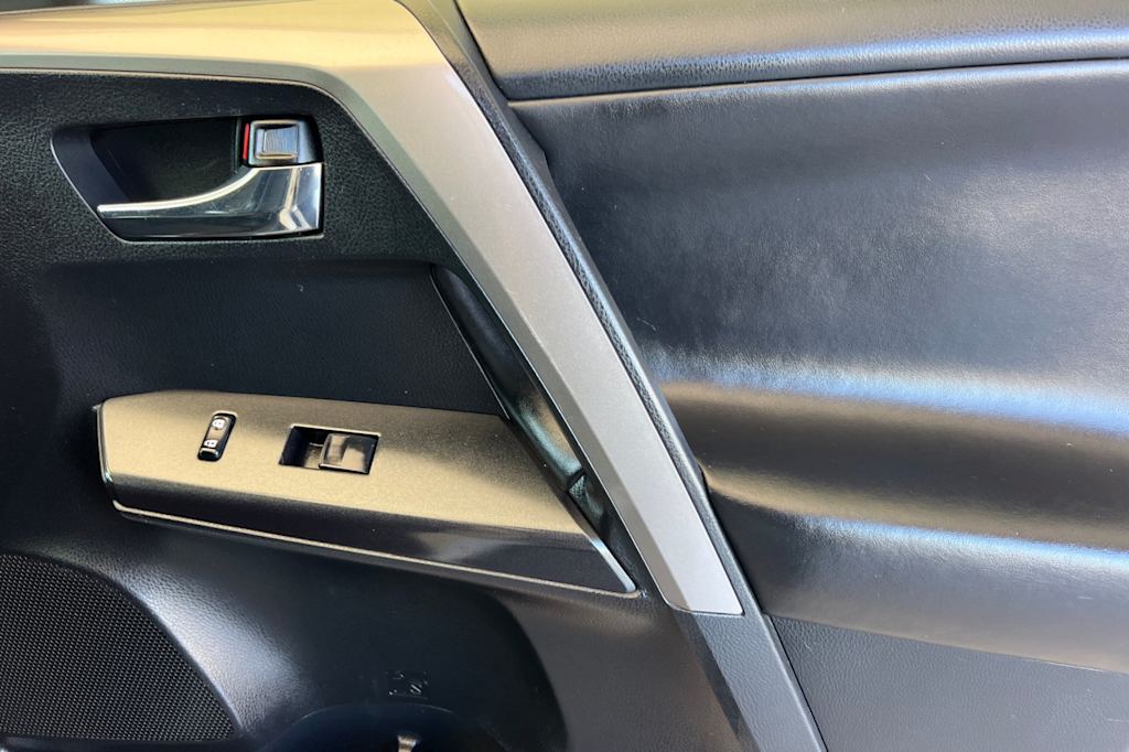 Thumbnail: 2017 Toyota RAV4 - 23