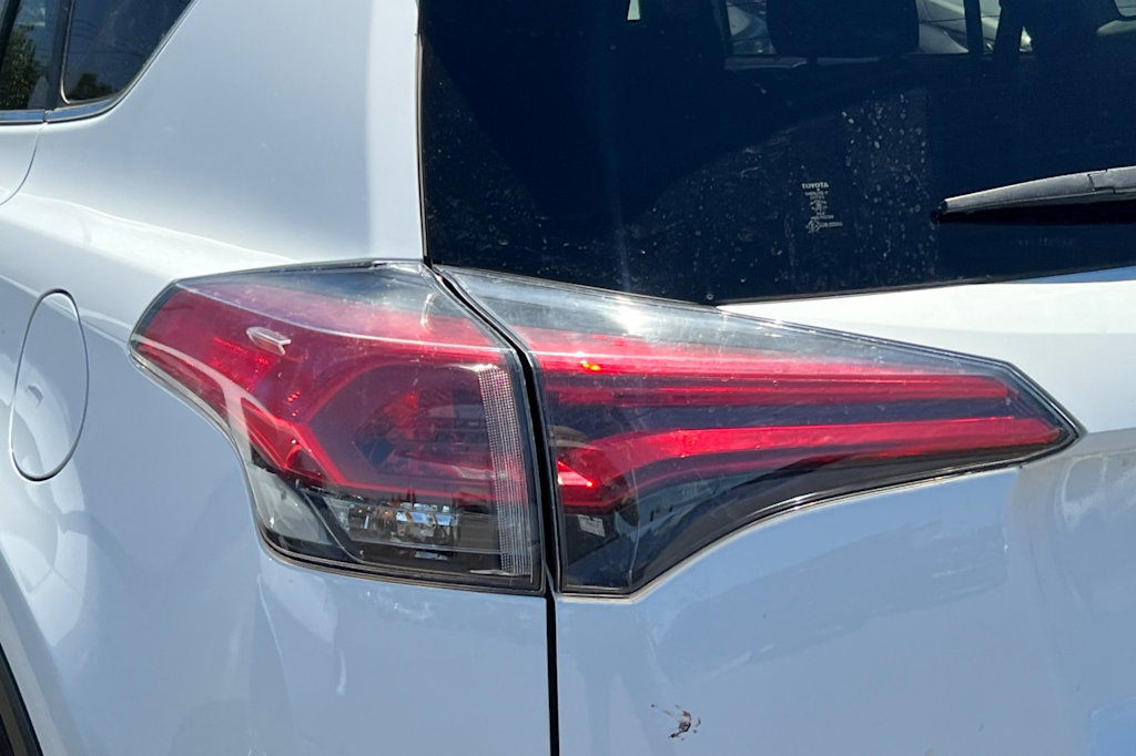 Thumbnail: 2017 Toyota RAV4 - 21