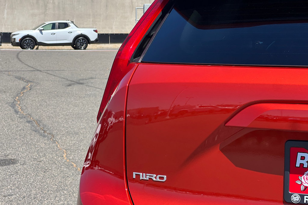 Thumbnail: 2023 Kia Niro - 7