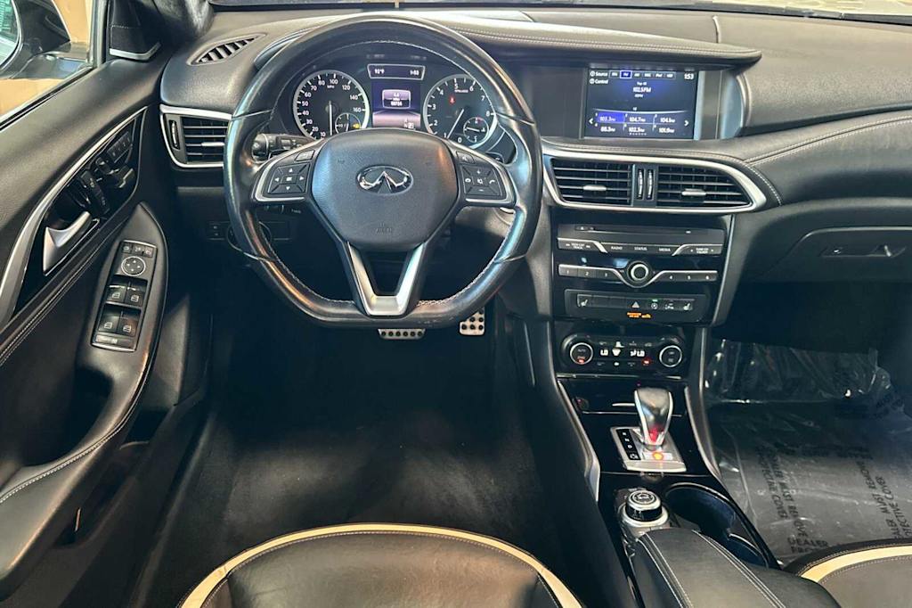 Thumbnail: 2017 INFINITI QX30 - 10