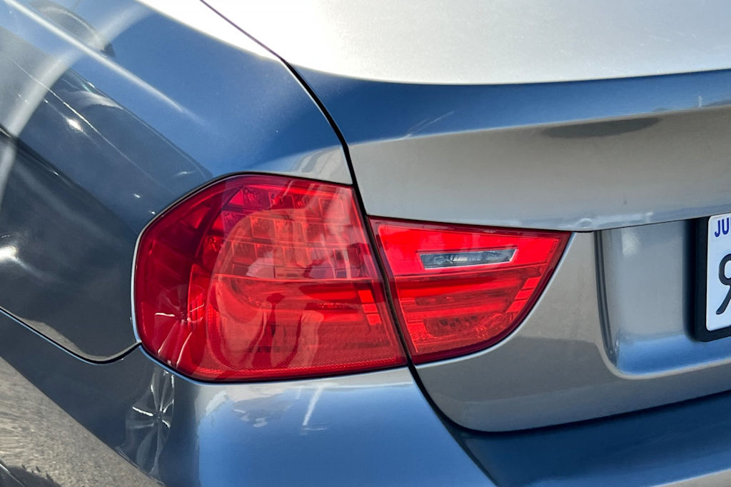 Thumbnail: 2011 BMW 3 Series - 21