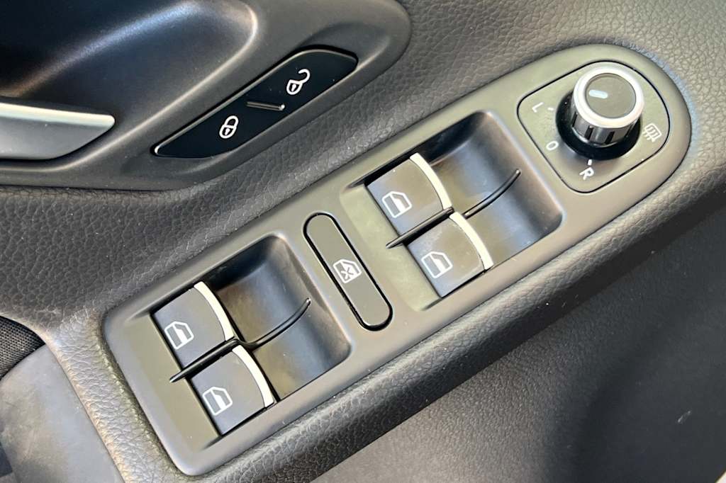 Thumbnail: 2012 Volkswagen Golf - 21