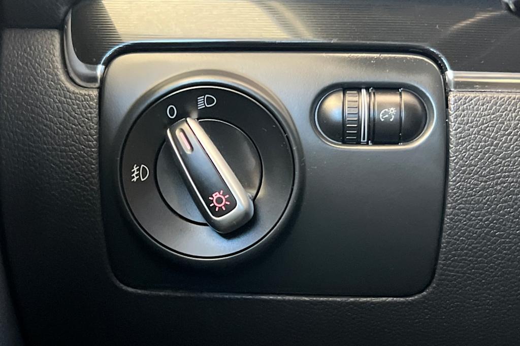 Thumbnail: 2012 Volkswagen Golf - 29