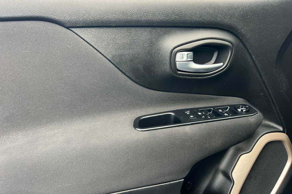 Thumbnail: 2017 Jeep Renegade - 20